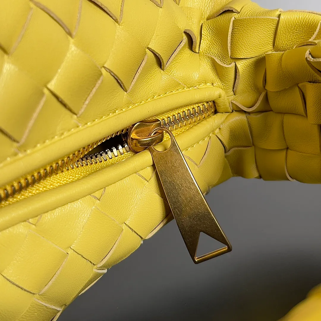 Batch 1120 Bottega veneta͙.——The latest braided and knotted hobo🔥 The top-grade lambskin leather is very soft, the bag shape is unique, practical and durable. It retains the traditional weaving elements while being a bit more flamboyant ~ Made of hand-woven sheepskin, zipper opening and closing, curved seamless structure, effortless to match. Highly recommended⚠️⚠️⚠️ The highest-end in the market🌈 Welcome to compare [Factory equipped with full package] size: 23x15x5cm.   Model: 651876